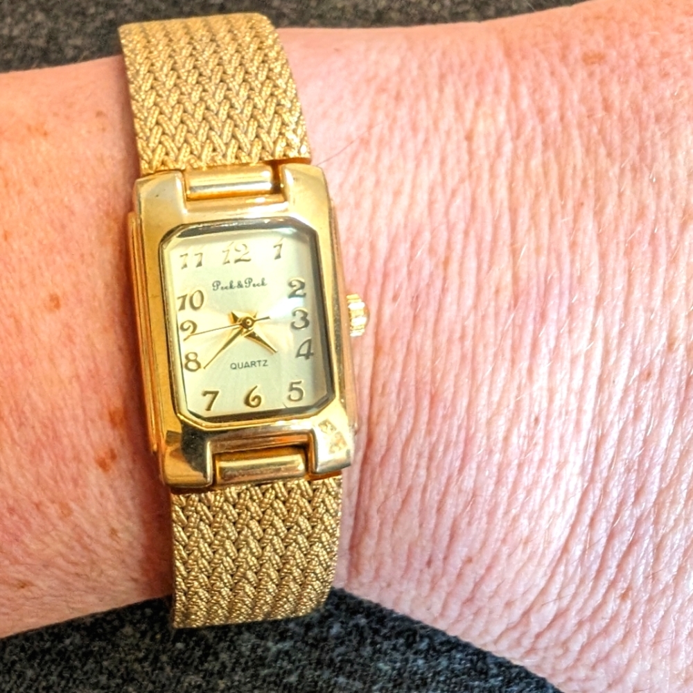 Peck & Peck Gold Mesh Bracelet Rectangular Watch Style POP434